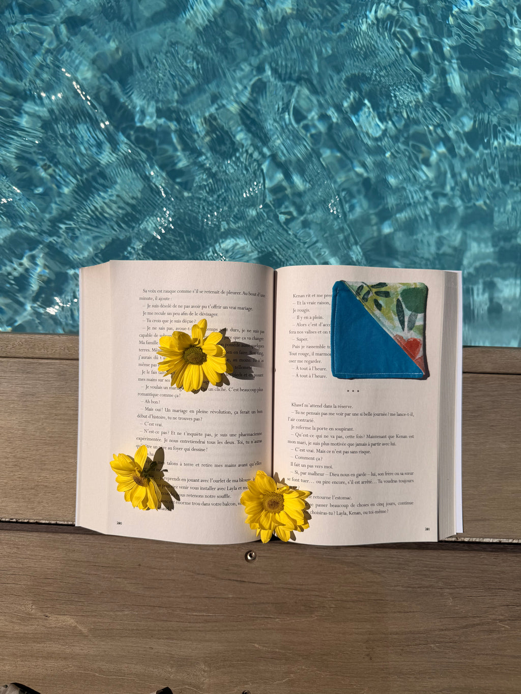 Marque page bleu fleuri
