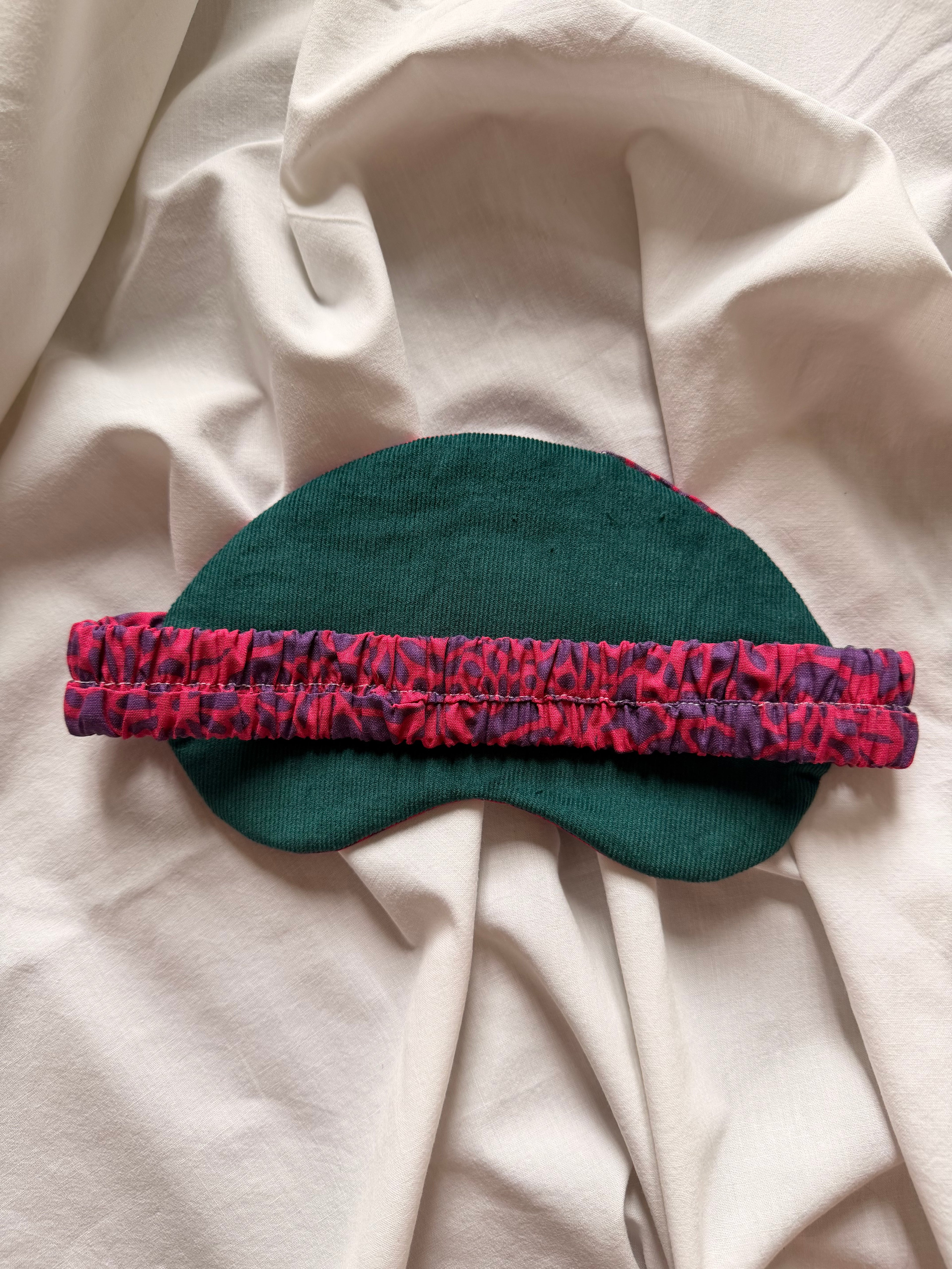 Masque de nuit rose violet et velours vert