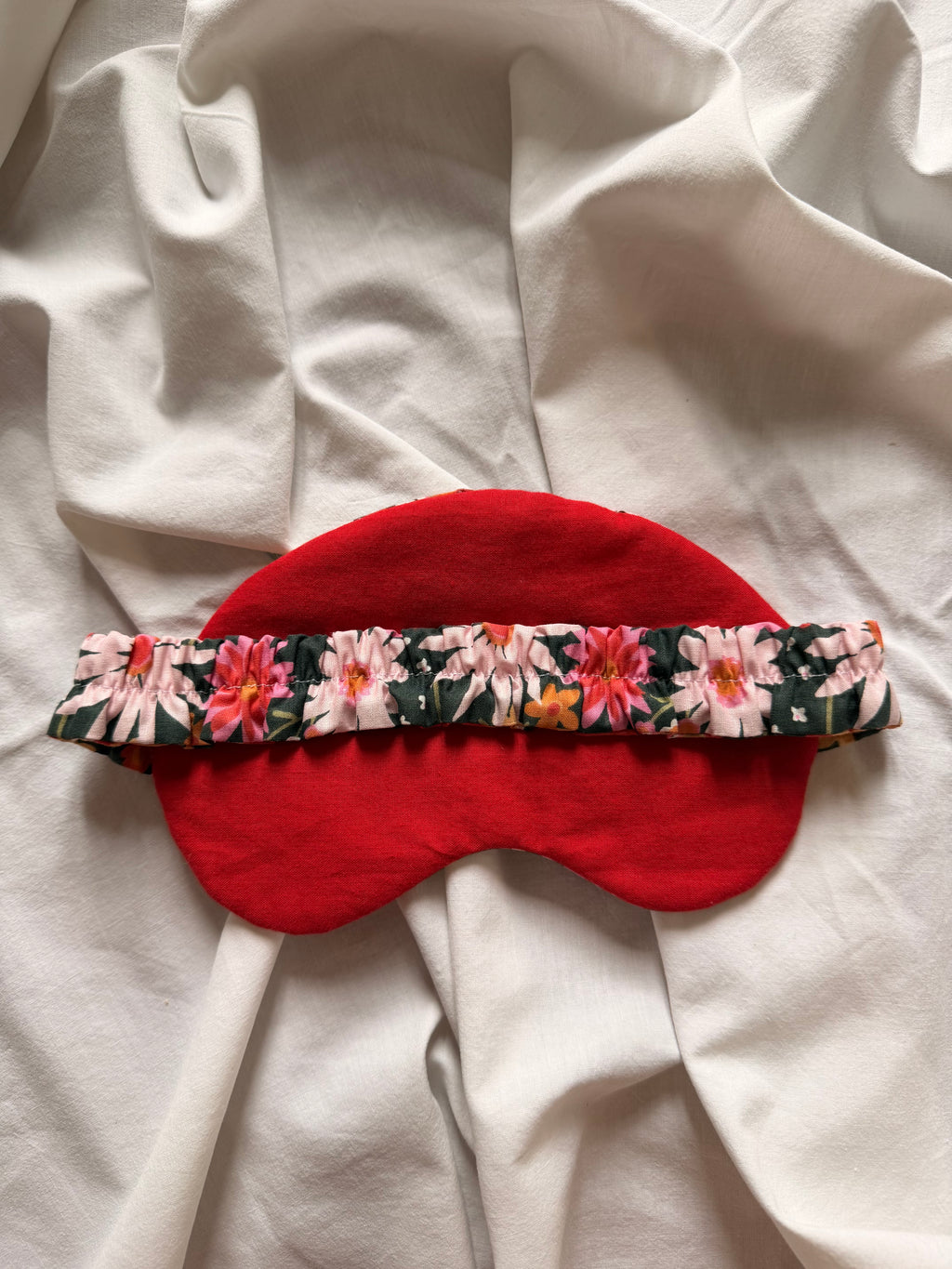 Masque de nuit fleuri rouge