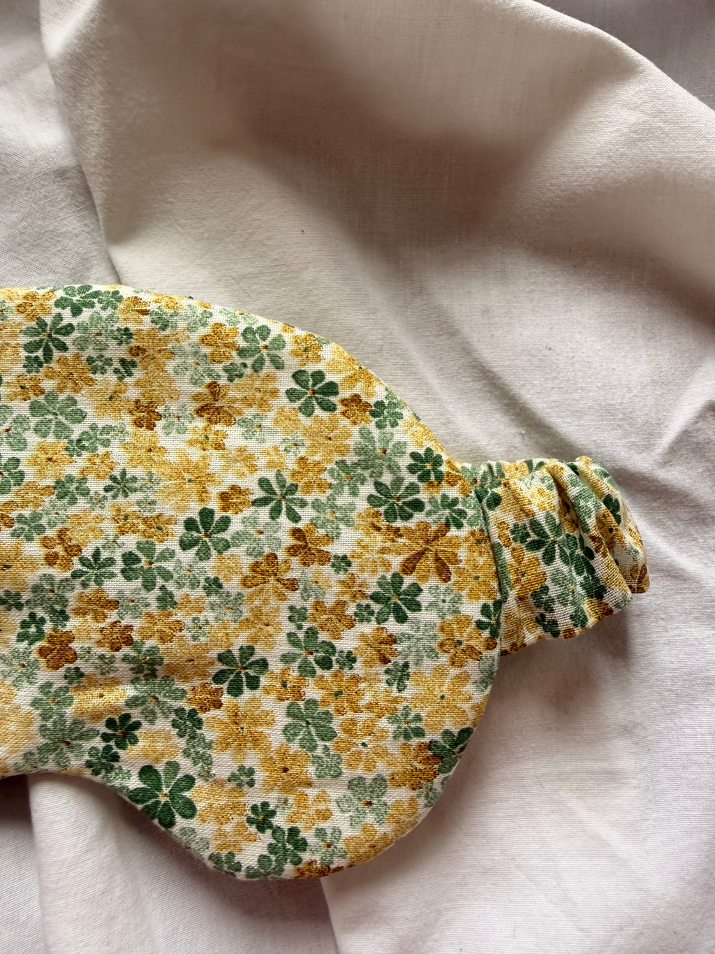 Masque de nuit fleuri vert