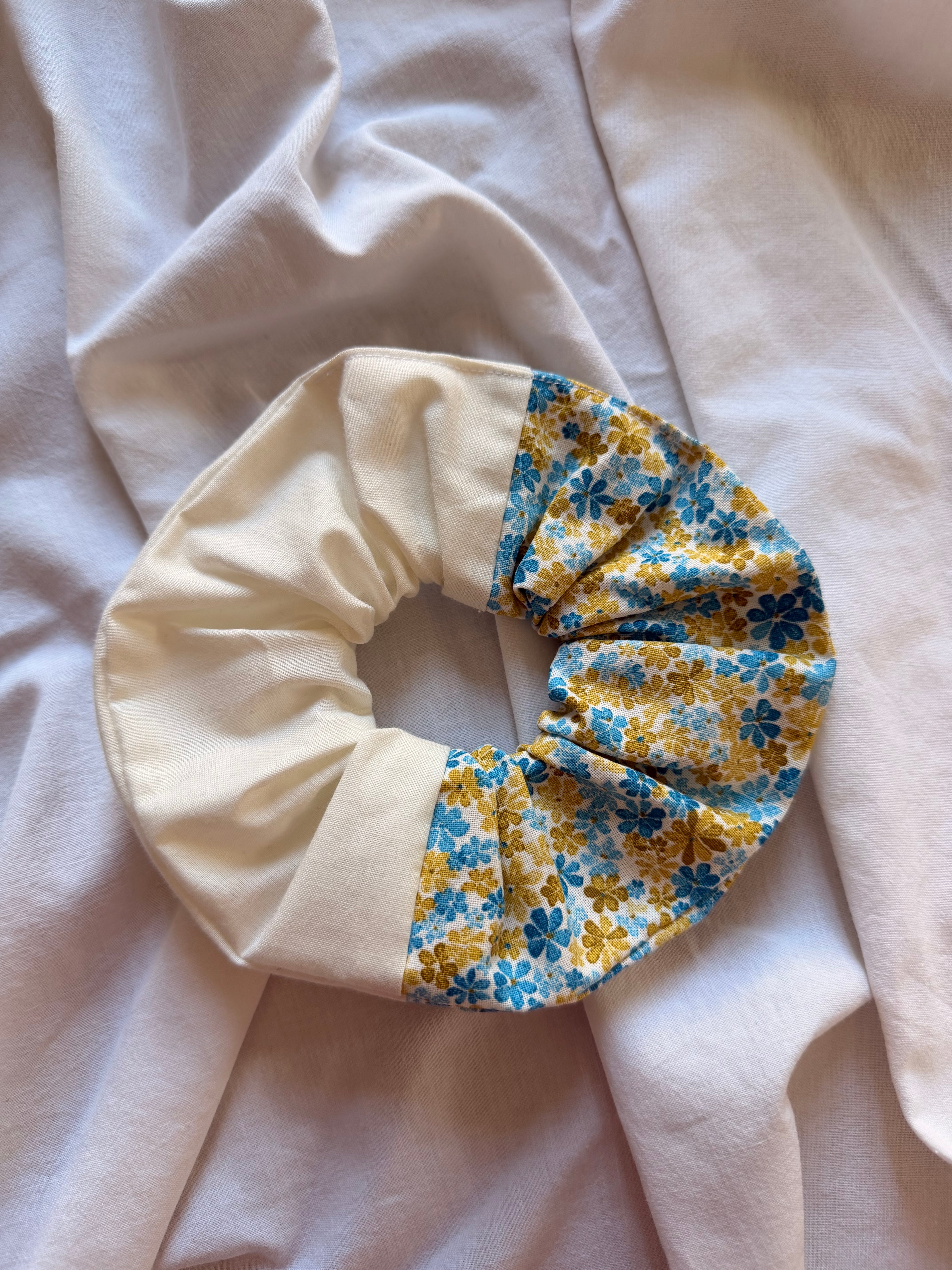Chouchou fleuri bleu et blanc