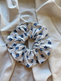 Chouchou fleuri blanc et bleu