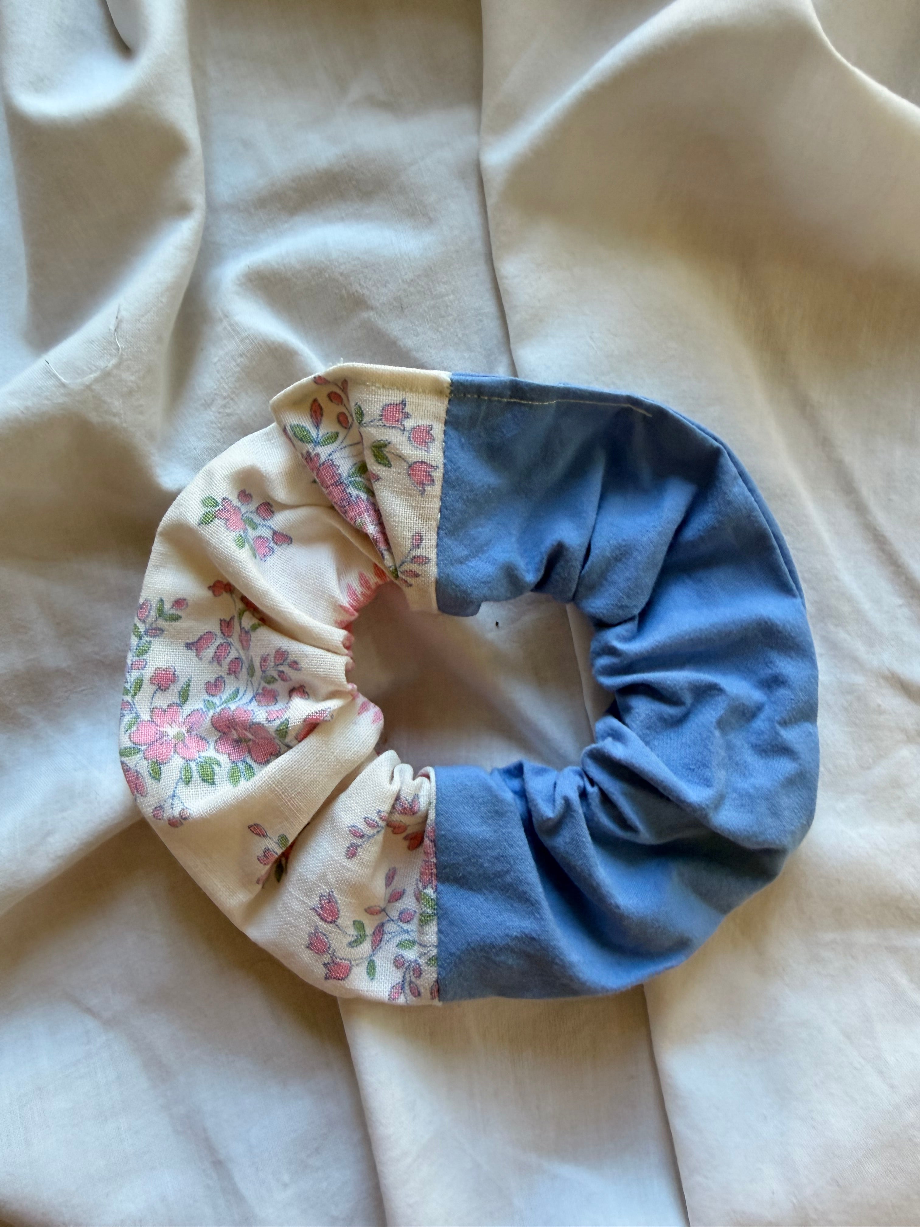 Chouchou bleublanc fleuri